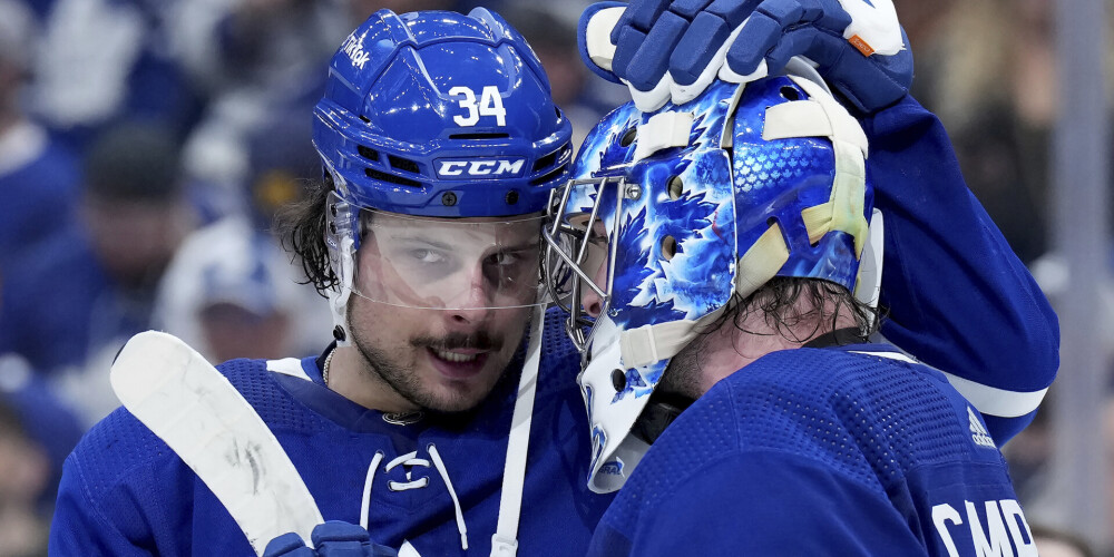 Ostons Metjūss sveic "sauso" spēli aizvadījušo Džeku Kempbelu.