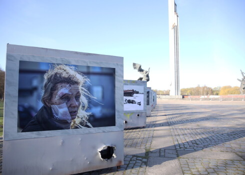 Savā ierakstā "Latvijas Krievu Savienības" (LKS) biedrs un aktīvists Aleksejs Šaripovs prāto, ka šāda izstāde esot “atriebība” par visiem “ciešanu” gadiem – ar to, acīmredzot, domājot iepriekšējas “uzvaras dienas” svinības, uz kurām rīdziniekiem nācies noskatīties.