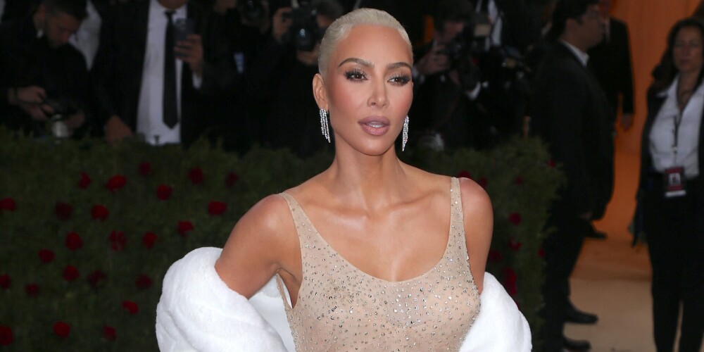 Kima Kardašjana uz sarkanā paklāja "Met Gala" ballē. 