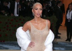 Kima Kardašjana uz sarkanā paklāja "Met Gala" ballē. 