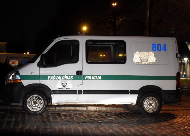 В Агенскалнсе задержан мужчина за возможное нападение на несовершеннолетнего мальчика