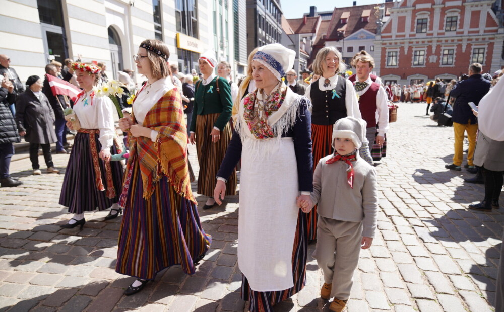 FOTO: krāšņi un lepni gājienā Rīgas ielās iznesti tautas tērpi no visas Latvijas