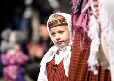 В Риге состоялось шествие "Надень народный костюм в честь Латвии"