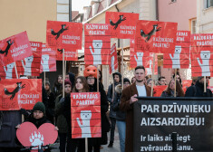 FOTO: piketā pie Saeimas iestājas par dzīvnieku aizsardzību