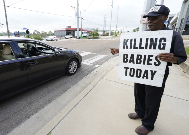 Ticīgo nievas un uzbāzīgi bukleti. Kas notiek aiz Misisipi pēdējās abortu klīnikas vārtiem