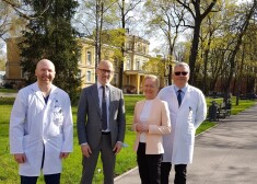 No kreisās dr. M.Malzubris, veselības ministrs D.Pavļuts, TOS valdes locekle A.Vaivode un TOS galvenais ārsts dr. Uģis Zariņš.) .