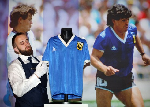 Par rekordlielu summu pārdod Djego Maradonas leģendāro kreklu