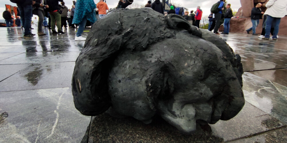 Kijivas Pečerskas rajonā atdalījās galva vienai no skulptūrām monumentālajā memoriālā, kas simbolizēja krievu un ukraiņu "draudzību".