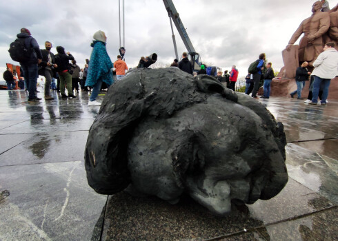 Kijivas Pečerskas rajonā atdalījās galva vienai no skulptūrām monumentālajā memoriālā, kas simbolizēja krievu un ukraiņu "draudzību".