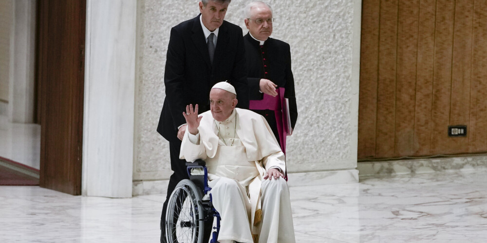 Pāvests Francisks parādījies sabiedrībā ratiņkrēslā