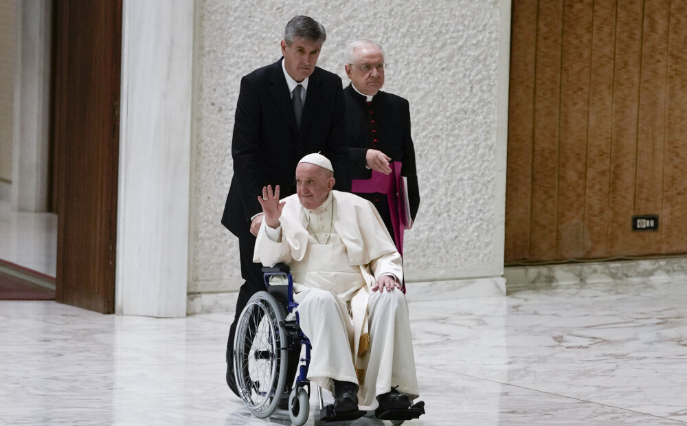 Pāvests Francisks parādījies sabiedrībā ratiņkrēslā