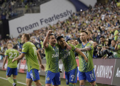  Sietlas "Sounders" futbolisti priecājas par panākumu.