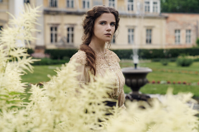 Beidzamajos gados Inga ir kardināli mainījusi vizuālo tēlu un atvadījusies no blondajiem matiem, un tāda viņa ir redzama arī Dāvja Sīmaņa godalgotajā kino filmā.