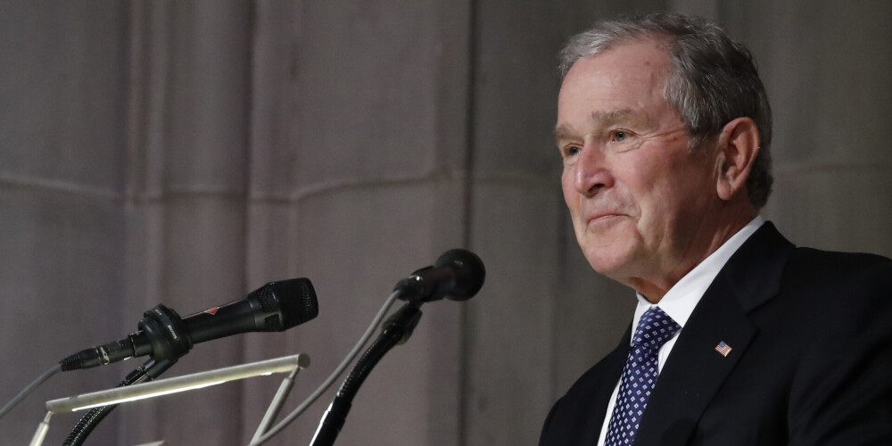ASV eksprezidents Džordžs Bušs juniors nosauc Zelenski par "mūsu laika Čērčilu"