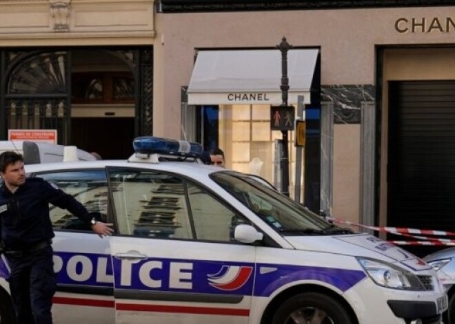 Прохожие сняли ограбление ювелирного бутика Chanel в центре Парижа