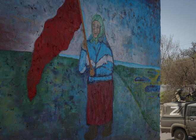 Kremļa propagandā izmantotā "vecmāmiņa ar karogu" kritizē Krievijas agresiju Ukrainā