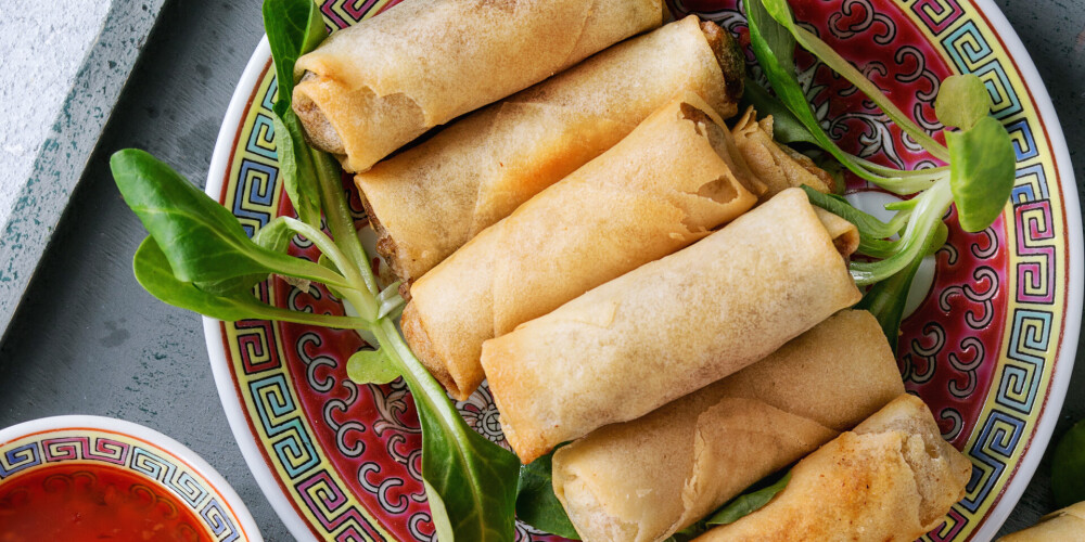 Pavasara rullīši ar vistas un dārzeņu pildījumu