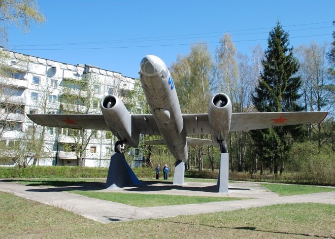 Марупский край переместит памятник - военный самолет "ИЛ-28"