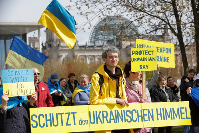 Protesta dalībnieks tur lozungu "Aizsargājiet Ukrainas debesis" Ukrainas atbalstam veltītā demonstrācijā Berlīnē 2022. gada 25. aprīlī.