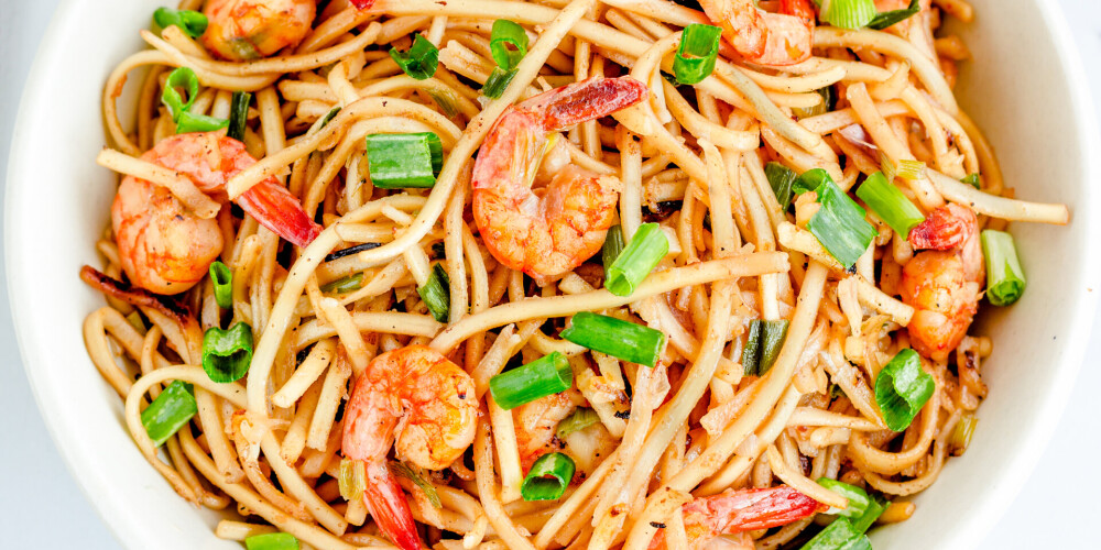 Spageti ar garneļu un dārzeņu mērci