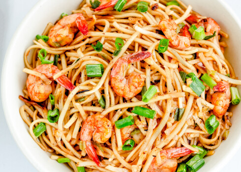 Spageti ar garneļu un dārzeņu mērci