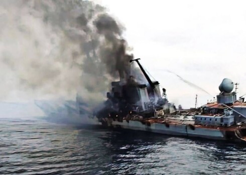 14. aprīlī kreiserim trāpīja divas zema augstuma Ukrainas pretkuģu raķetes Neptun. Jo zemāks lidojuma augstums, jo lielāka ir šo raķešu spēja pārvarēt pretgaisa aizsardzību.