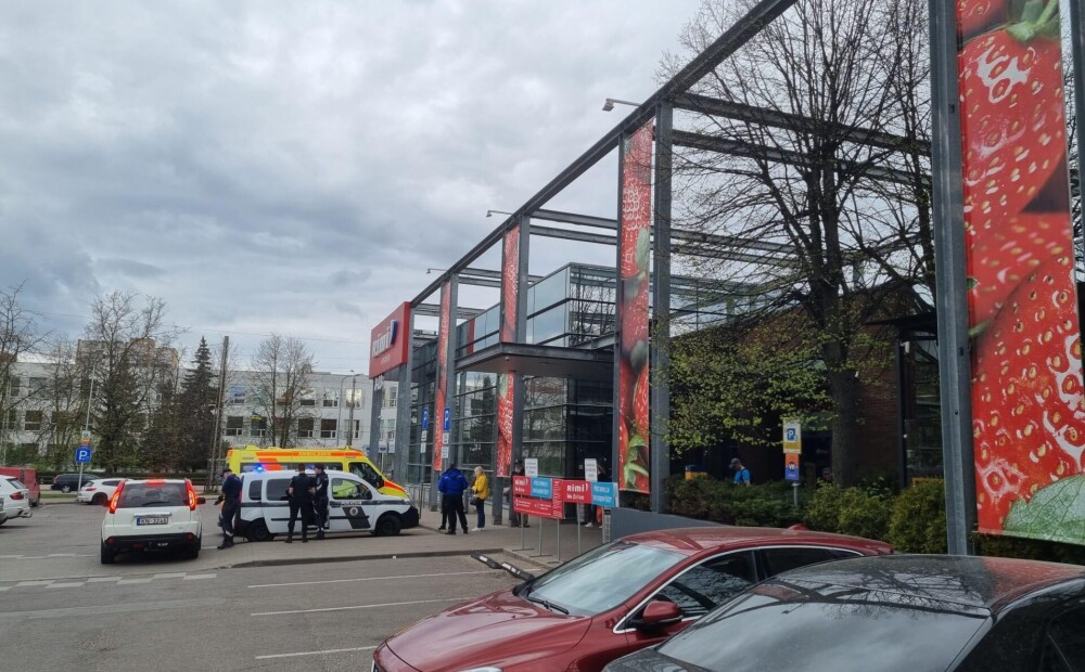Tirdzniecības centrā Rīgā starp sievieti un apsardzi izceļas konflikts; iesaistās policija