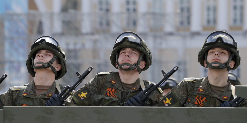 Krievijas militāristi piedalās ģenerālmēģinājumā Uzvaras dienas parādei Sanktpēterburgā, Krievijā, 2022. gada 07. maijā.