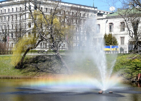 Strūklaka Rīgas kanālā.