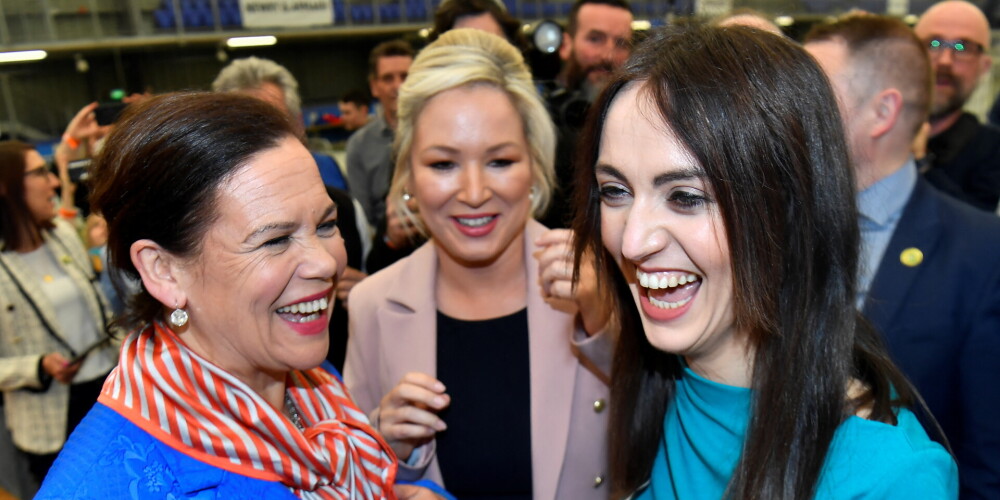 "Sinn Fein" līdere Mišela O'Nīla (pa vidu).