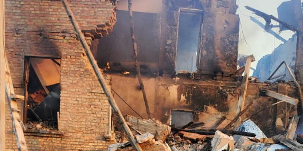 Skolas ēka, kuras pagrabā slēpās aptuveni 90 vietējie civiliedzīvotāji.