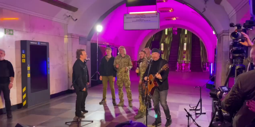 Музыканты культовой рок-группы U2 спели для украинцев прямо в метро Киева