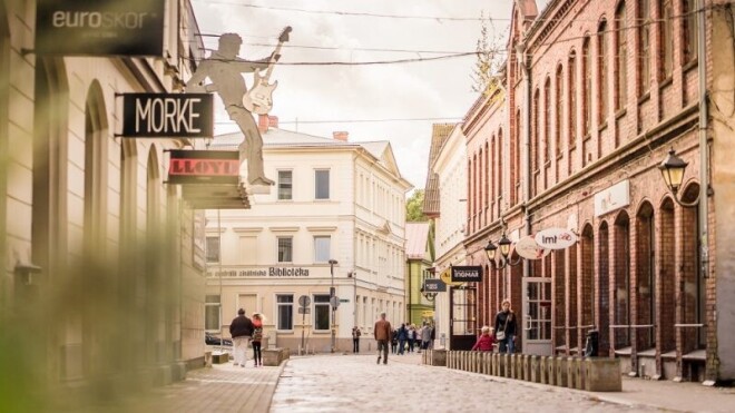 Vēl tikai divarpus nedēļas Vecliepājā – Zivju ielā atradīsies Latvijas mūziķu Slavas aleja.