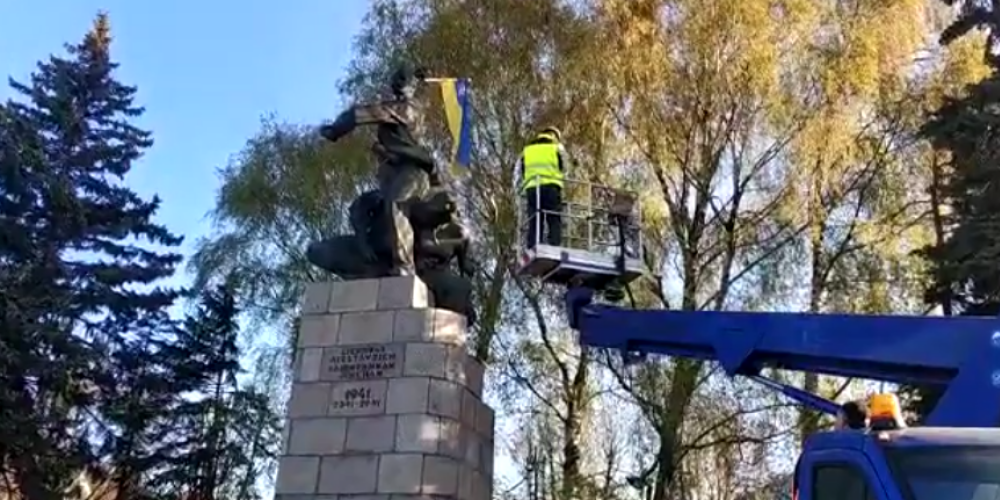 Ночью на советском памятнике в Лиепае появился флаг Украины