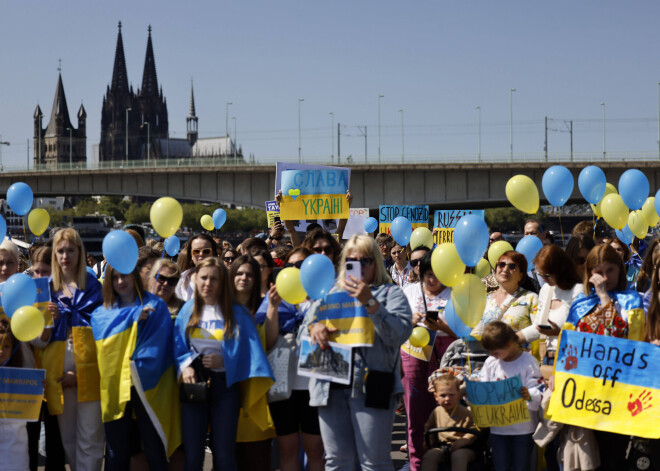 "Berlīne kļūdījās, aizliedzot Ukrainas simbolus" - Kuleba nosoda Vācijas politiku par Otrā pasaules kara beigu svinībām