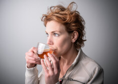 Reizēm pietiek ar to, ka dienas vidū vienkārši velti dažus mirkļus sev, aizej pusdienās vienatnē, lai nav jāklausās kolēģu bažās. Tāpat ir svarīgi atrast laiku savam hobijam, kas sagādā prieku.