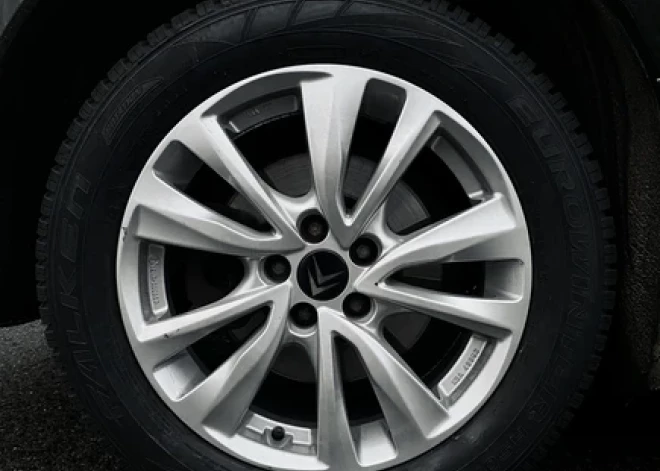 Vanks: braucot ar ziemas riepām vasarā, var rasties papildus drošības riski