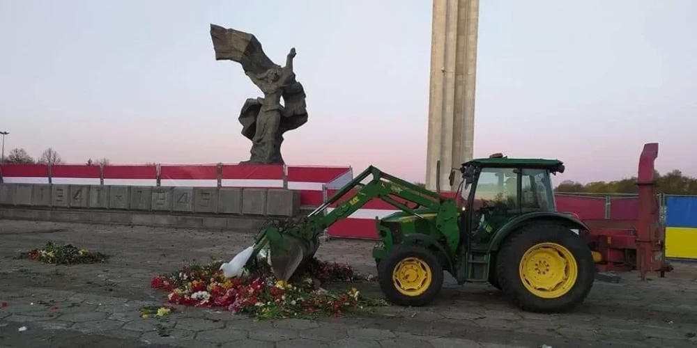 "Снег бы так убирали": пользователи Сети о быстроте уборки цветов у памятника в Пардаугаве