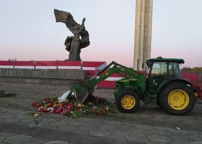 "Снег бы так убирали": пользователи Сети о быстроте уборки цветов у памятника в Пардаугаве