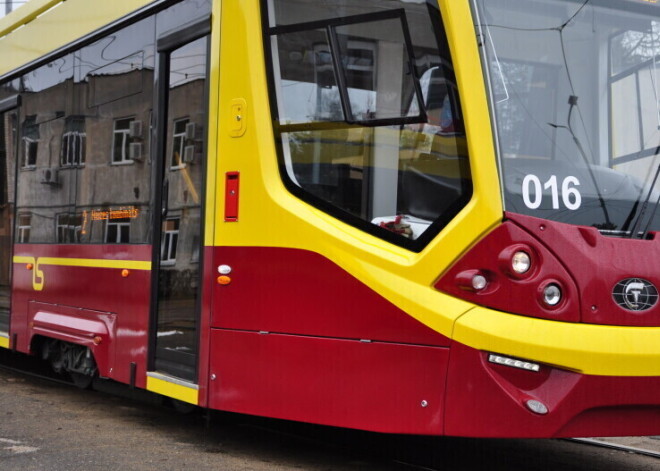 Daugavpils tramvaja vadītājs, kurš durvīs iespieda un traumēja bērnu, tagad mazgā vagonus