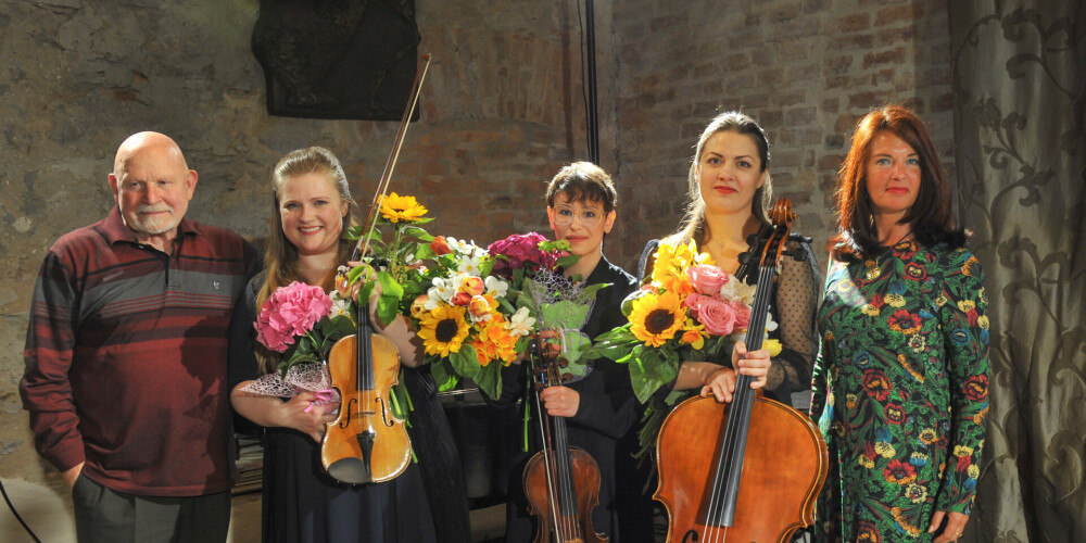 Paula Šūmane - vijole, Anna Veselova - čells, Jevgēnija Frolova - alts. Attēlā - mūziķes, Pēteris Vasks un Regīna Deičmane.