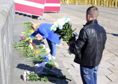 Neskatoties uz to, ka pašvaldība aizvākusi 9. maijā iedzīvotāju atnestos ziedus, 10. maija rītā pie pieminekļa Pārdaugavā turpinās ziedu nolikšana.