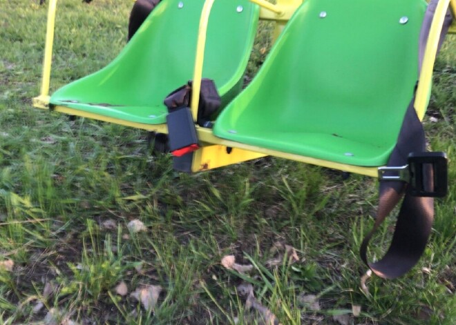 Две девочки получили переломы ног на детской карусели