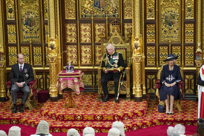 Princis Viljams (no kreisās), princis Čārlzs un hercogiene Kamilla parlamenta atklāšanas ceremonijā.