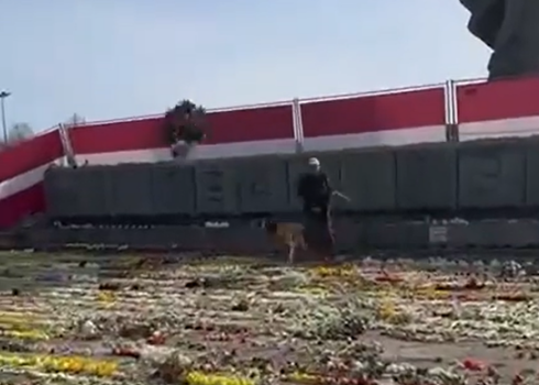 VIDEO: pamatīgs jandāliņš pie “okupekļa” – policija aiztur vīrieti, kurš spārdīja saliktās puķes