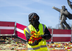 Самоуправление не планирует убирать цветы, возложенные к памятнику в Парке победы во вторник