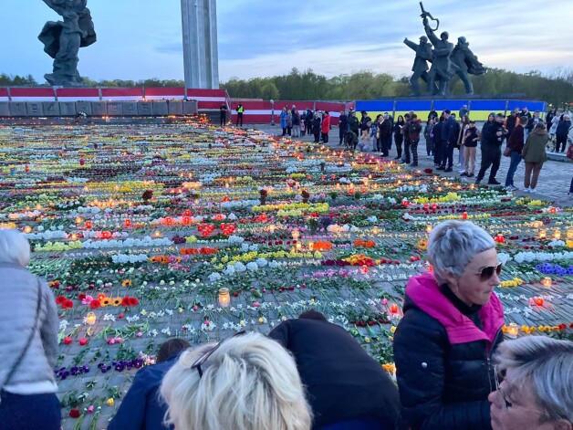 10. maija vakarā pie pieminekļa Uzvaras parkā okupācijas atbalstītāji sanesuši ziedus.