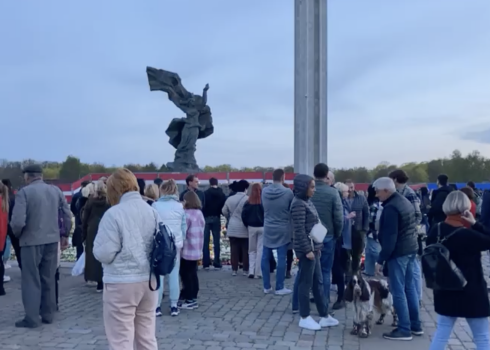 Otrdienas vakarā ap pustūkstoti cilvēku ir pulcējušies Uzvaras parkā.