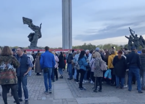 Kopumā otrdienas vakarā Uzvaras parkā pulcējās ap pustūkstotis cilvēku. Daudzi no viņiem nolika ziedus padomju pieminekļa pakājē un turpināja uzkavēties šajā vietā. 