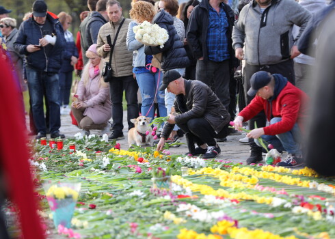 Neskatoties uz to, ka pašvaldība aizvākusi 9. maijā iedzīvotāju atnestos ziedus, 10. maija vakarā pie pieminekļa Pārdaugavā turpinās ziedu nolikšana.